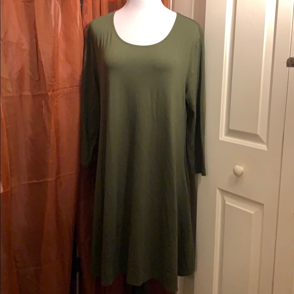Long sleeves dress. Well loved with pockets.